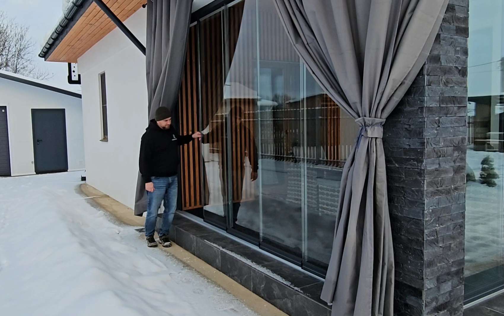 Защита и эстетика: как безрамное остекление слайд RALUMA решает проблемы владельцев частных домов