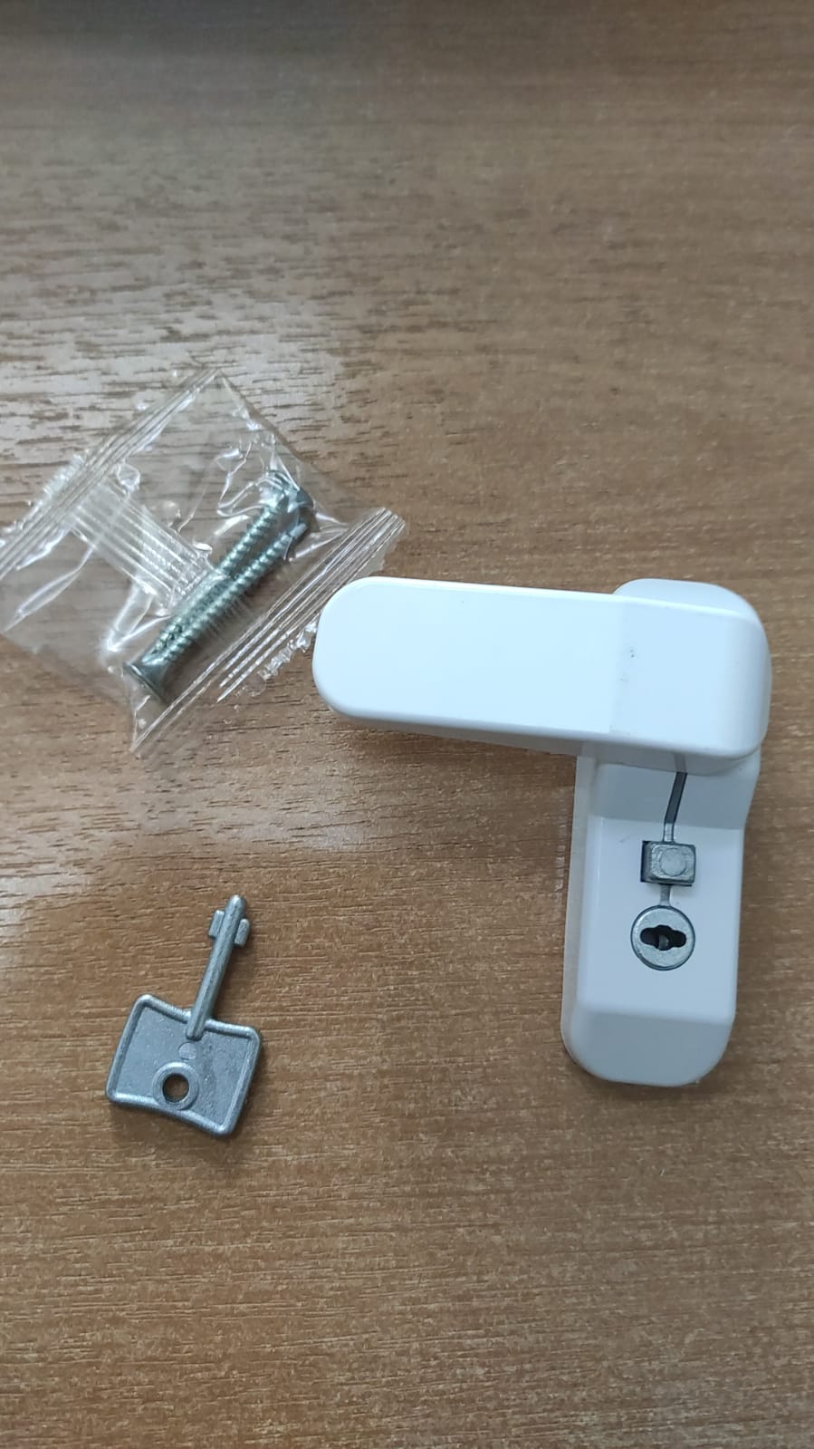 Замок блокирующий на раму Easy Lock, флажок бел/кор Замок блокирующий на раму Easy Lock, флажок бел/кор